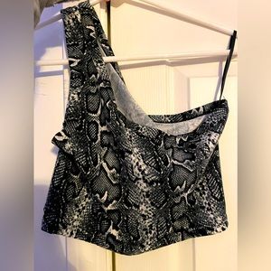 One shoulder crop tee